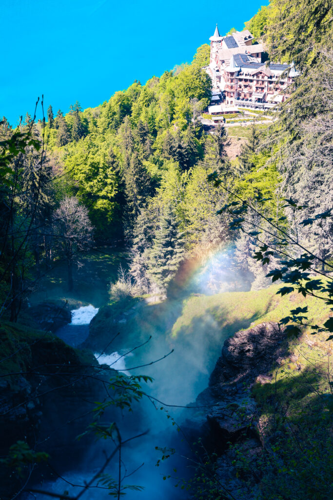 Cascade de Giessbach avec torrent et Grand Hôtel en hauteur, lac de Brienz, Bern Suisse