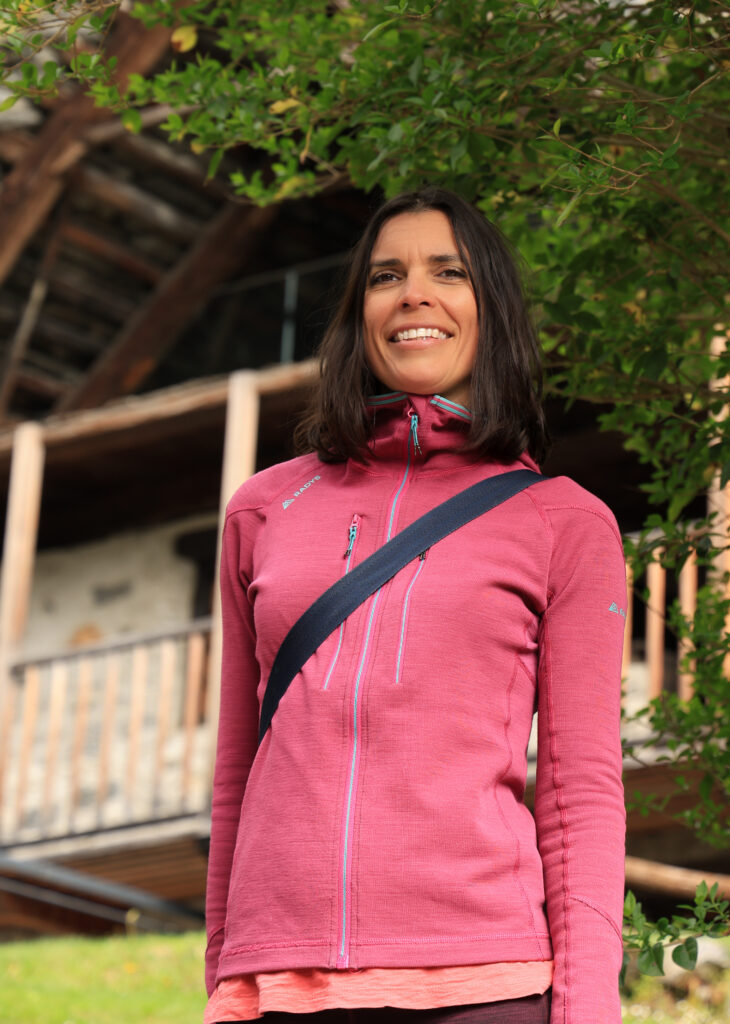 Amandine Devergies accompagnante Cap Clarté souriante devant un chalet en bois en Suisse