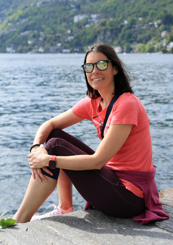 Amandine Devergies assise au bord du lac en Suisse, accompagnante en séparation et divorce