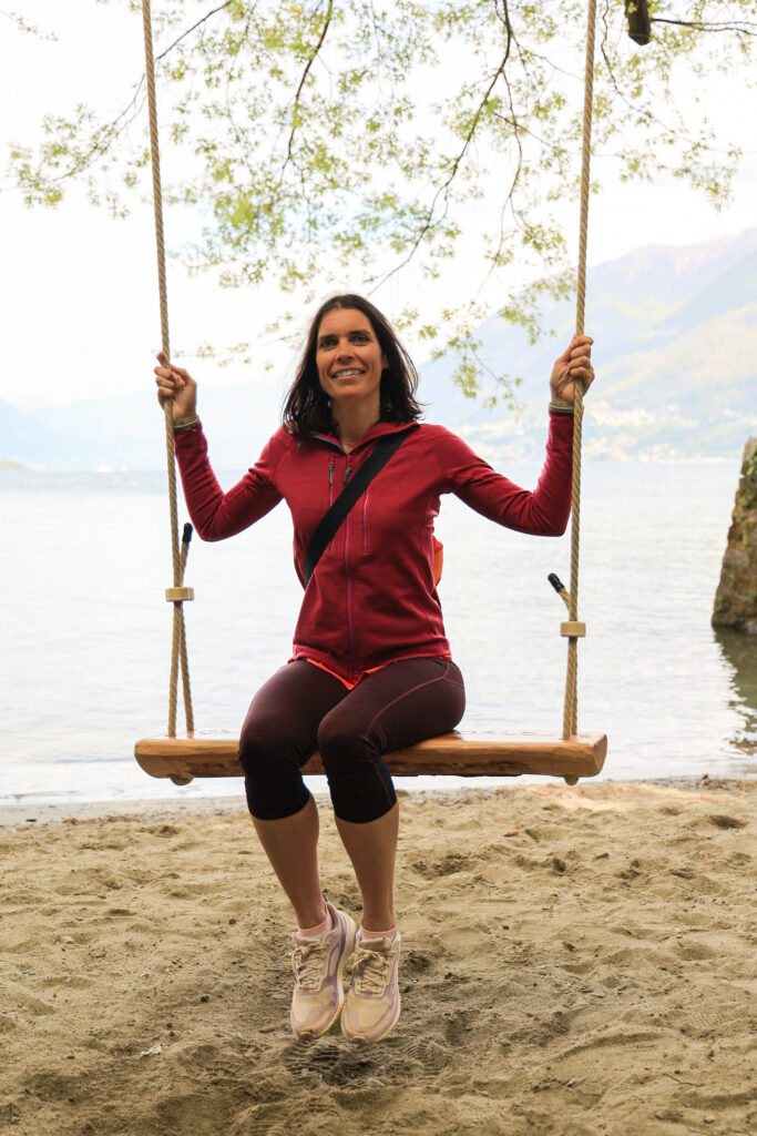 Amandine Devergies accompagnante divorce, assise sur une balançoire au bord d'un lac en Suisse