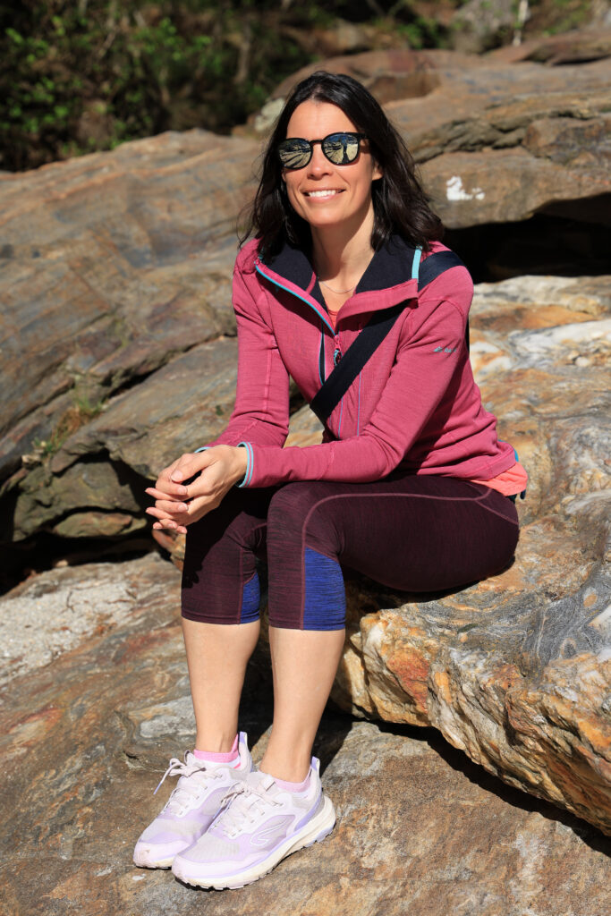 Amandine Devergies assise sur un rocher en pleine nature, accompagnante divorce Suisse romande