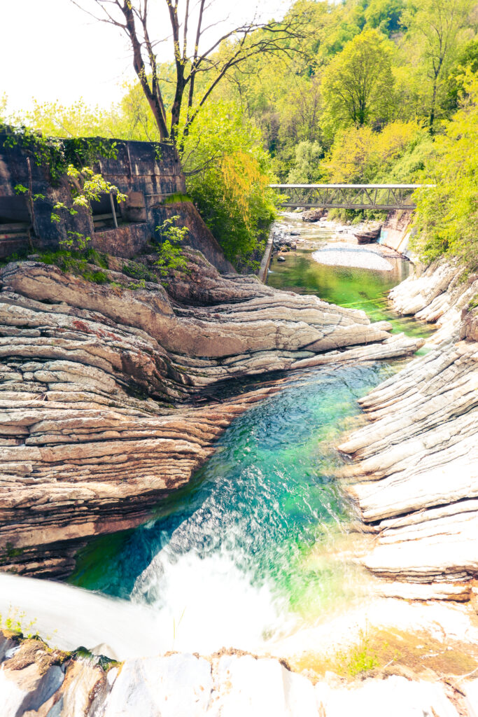 Eaux turquoise s'écoulant entre des roches stratifiées dans les gorges de la Verzasca, Tessin