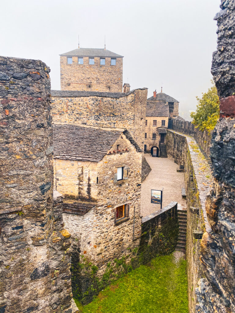 Vue plongeante depuis la tour du Castelgrande sur Bellinzona et le lac, Tessin Suisse