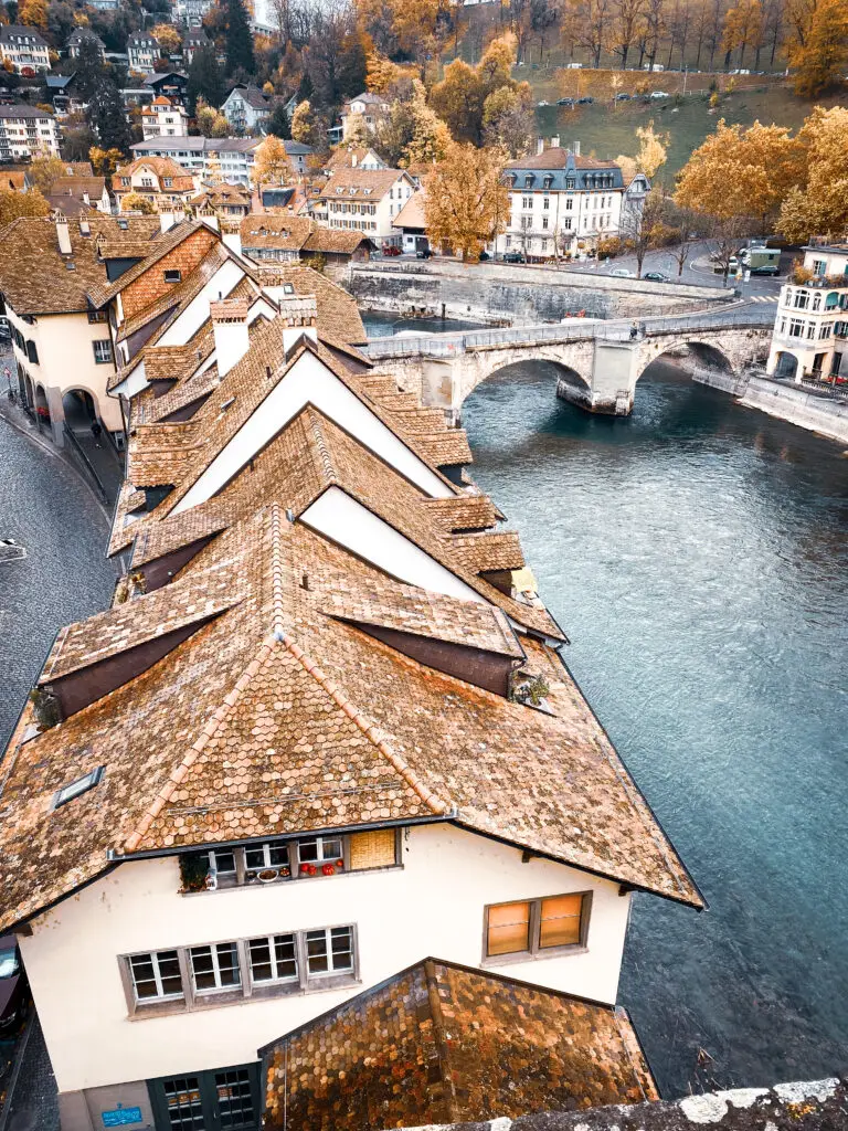 Vieille ville de Berne et pont sur l'Aar en automne, vue plongeante sur les toits