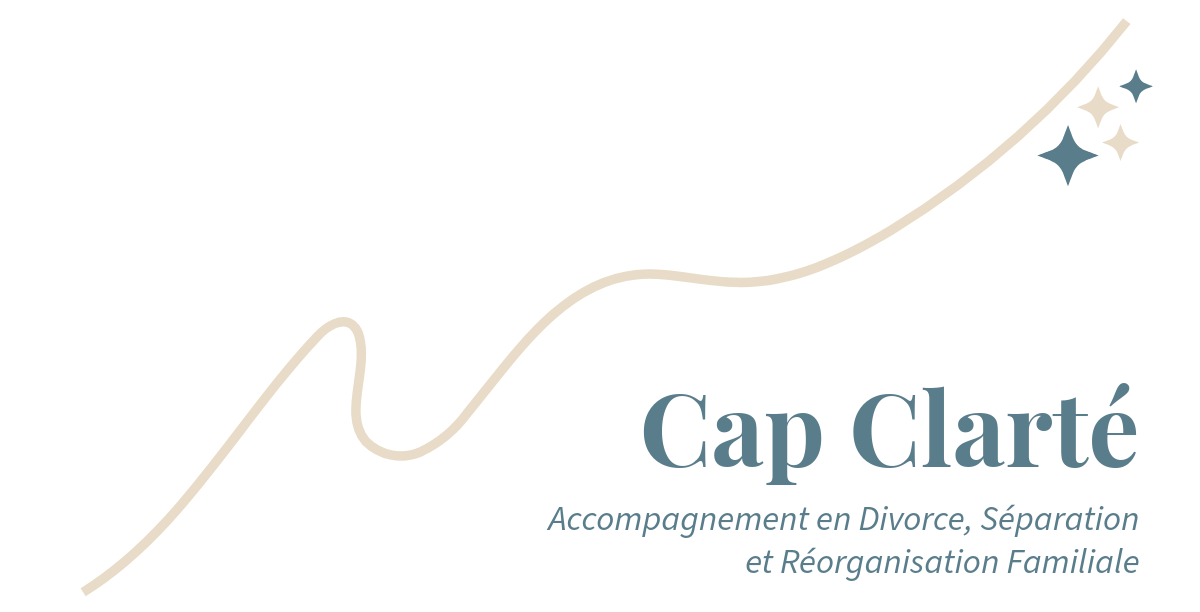 Logo Cap Clarté sur fond transparent, illustrant une courbe ascendante beige vers des étoiles bleues, avec le slogan : votre accompagnante en divorce, séparation et réorganisation familiale.
