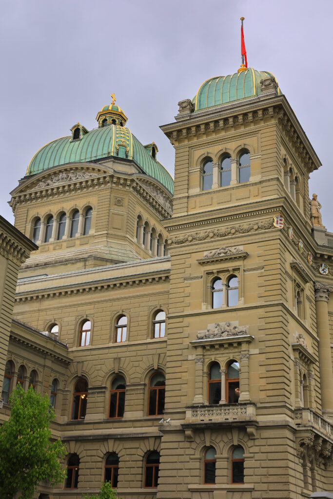 Coupoles du Palais fédéral à Berne sous un ciel gris
