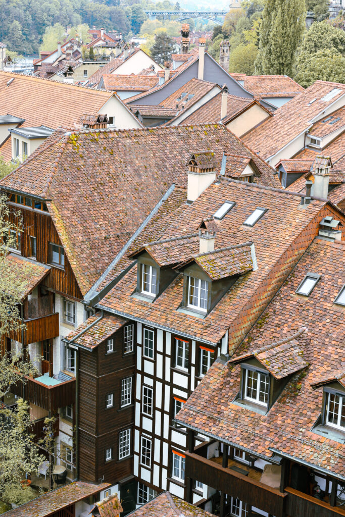Toits en tuiles et maisons à colombages au bord de l'Aar, Berne, Suisse