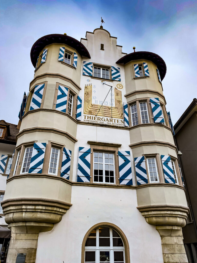 Façade ornée avec cadran solaire et tourelles, architecture suisse traditionnelle